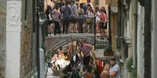 A Venezia troppi turisti per un giorno, idea maxi tassa: «Devono pagare 100 euro a testa per visitare la città»