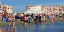 Anzio, morti due fratelli in spiaggia: uno era in difficoltà in acqua e l'altro ha tentato di salvarlo. Inutili i soccorsi