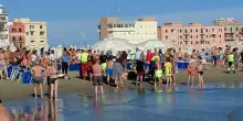 Anzio, morti due fratelli in spiaggia: uno era in difficoltà in acqua e l'altro ha tentato di salvarlo. Inutili i soccorsi