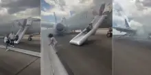 Aereo American Airlines a Denver evacuato, i passeggeri scappano dagli scivoli. La compagnia: guasto meccanico