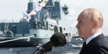 Russia, la festa della Marina (ma senza parata): Putin arriva in motoscafo, l'aereo di Peskov in ritardo di due ore