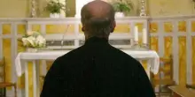 Sacerdote arrestato per violenza sessuale su minore. Dopo gli abusi impartiva la benedizione chiedendo «perdono»