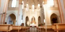 Violenza sessuale su un minore della parrocchia, arrestato il sacerdote: la benedizione dopo gli abusi e la figura del «padre guida»