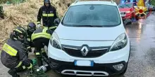 Ragazza di 16 anni scivola con lo scooter sull'asfalto bagnato per il temportale e finisce sotto un'auto, morta