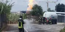 Roma, perdita di gas da un'autocisterna che scarica a un distributore: paura a via Rigamonti. L'intervento dei Vigili del Fuoco