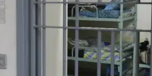 Detenuto innesca un incendio in carcere, poi picchia 7 agenti: momenti di paura a Poggioreale