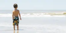 Bimbo di 4 anni trovato da solo in spiaggia: è uscito di nascosto da casa mentre la babysitter dormiva