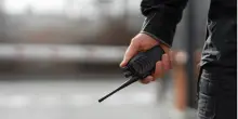 Ubriaco alla guida, tampona un'auto con due carabinieri: prima prova a corromperli con dei soldi, poi li aggredisce