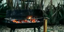 Accende il barbecue con del liquido infiammabile e la bottiglietta gli esplode in mano: grave un 18enne