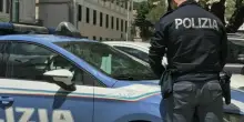 Accoltella la moglie al volto, poi prova a togliersi la vita: l'uomo trovato a terra in una pozza di sangue