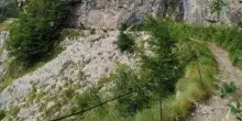 Scivola sul pendio durante un'escursione in montagna, il marito prova a salvarla ma lei precipita e muore davanti agli occhi della figlia