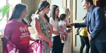 Mamme arcobaleno, anche quella intenzionale è riconosciuta: «Finalmente non ci saranno più bimbi di serie A o di serie B»