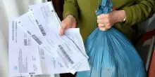 Bonus rifiuti, sconto sulla Tari: come funziona e chi può riceverlo. Requisiti Isee per ridurre la bolletta
