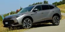 Vendite auto Italia: a luglio Tesla ancora in calo (-4,99%), corrono le cinesi Byd e Mg