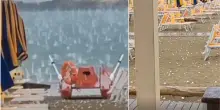 Igea Marina, violenta grandinata in spiaggia: chicchi come palline da golf su ombrelloni e in acqua, bagnanti in fuga