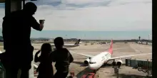Genitori abbandonano figlio in aeroporto, cosa è successo davvero? Il visto scaduto, il piccolo affidato a una passante, il decollo bloccato