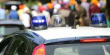 Collega il cellulare alle casse e riproduce il suono delle sirene per farsi strada nel traffico. Ma in coda ci sono anche i carabinieri