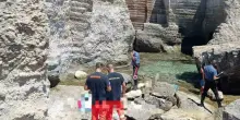 Turista muore in mare mentre fa il bagno: il cadavere ritrovato tra gli scogli, era in vacanza nel Salento