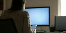 Statali, spunta la truffa dello stipendio: «Finte chiamate NoiPa per rubare i bonifici in busta paga». Cosa fare per non cascarci