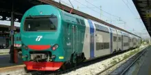 Stuprata sul treno per andare al lavoro, la 20enne denuncia: «Ero sola nel vagone, mi è saltato addosso». È caccia all'uomo