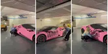 Wanda Nara vandalizza la Lamborghini rosa da oltre 200mila euro (che era di Mauro Icardi). Scoppia la polemica: «Sei ridicola»