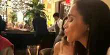 Meghan Markle, compleanno con Harry e gli amici al ristorante stellato di Los Angeles: «Grazie a chi mi manda amore ogni giorno»