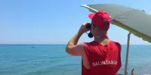 Bagnini in sciopero a Rimini: «Lasciateci la pausa pranzo». Protesta per i turni alternati e i 300 metri di spiaggia da sorvegliare