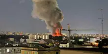 Incendio tra Arzano e Secondigliano, prende fuoco un capannone