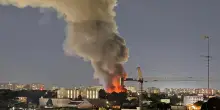 Napoli, maxi-incendio fra Secondigliano e Arzano: altissima nube di fumo nero. In fiamme un capannone