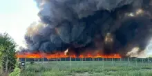 Scafati, in fiamme un capannone da tempo sotto sequestro