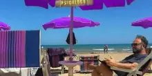 Psicologo in spiaggia: «È necessario avvicinare le persone alla salute mentale, anche sotto l'ombrellone»