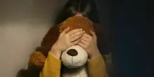 Nonno violenta e fitigrafa le nipotine di 6 anni, gli abusi commessi quando i genitori lo lasciavano solo con le bambine