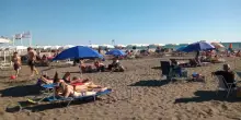 Toscana, spiagge in crisi: -20% rispetto a luglio scorso. A Forte dei Marmi prezzi sopra i 500 euro, e molti preferiscono campeggi e agriturismi