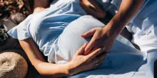 Gravidanza in estate, le bufale più comuni e i consigli del?l'esperto: «Via libera a sesso, sport e aria aperta. Sole sì, ma con moderazione»