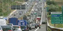 Traffico, oggi bollino nero sulle autostrade, domani rosso: 13 milioni di auto. Quando partire, strade e orari da evitare