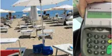 Famiglia derubata sotto l'ombrellone mentre fa il bagno, i ladri a pranzo con la carta di credito rubata