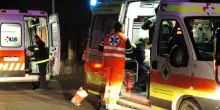 Ragazza di 20 anni travolta e uccisa da un'auto sul ciglio della strada mentre passeggia con il cagnolino: la giovane e il cucciolo morti sul colpo