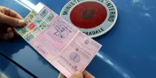 Patente anziani, per il rinnovo regole più severe. L'ipotesi: «Dopo gli 80 anni nuovo esame di teoria e pratica»