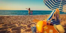 Spiagge vuote, come cambia l'estate italiana? Viaggi più brevi, mezze giornate e ombrelloni "in comune": le strategie per risparmiare