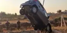 Rocambolesco incidente, auto finisce in una cisterna: illesi quattro giovani