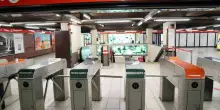 Svuota le macchinette nella metro a Milano, 29enne camuffato da dipendente fermato con un bottino da 3.600 euro in tasca