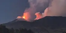 Etna, colata lavica a 3.000 metri: si apre nuova bocca effusiva e scatta l'allerta arancione per i voli. «Possibile eruzione»