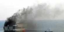 Incendio sul traghetto Raffaele Rubattino, nave alla deriva nel golfo di Napoli: il capitano lancia il mayday