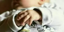 Portato in ospedale in arresto cardiaco dalla mamma, muore bimbo di un anno: «Dormiva, poi il vomito. Aveva mangiato un biscotto»