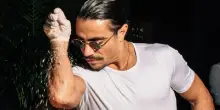Salt Bae: «Per 14 anni non ho preso un giorno libero, dormivo su una sedia. La mia vita cambiata in una notte, ma non ho una casa. Bocelli? Mi riconosce dalla mano»
