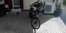 Ruba la bici elettrica, il proprietario pubblica il video sui social ma viene minacciato dal ladro: «Vi denuncio per diffamazione»