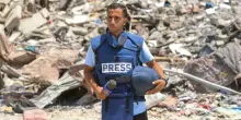 Chi era Anas al-Sharif, il giornalista di Al Jazeera inviato a Gaza ucciso da un raid israeliano