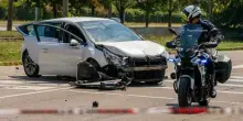 Donna investita e uccisa a Milano, in fuga quattro minorenni: «Avevano rubato l'auto a dei turisti francesi»