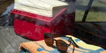 Auto parcheggiata al sole? I dieci oggetti che non andrebbero mai lasciati nell'abitacolo: «Possono provocare esplosioni e incendi»