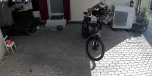 Ruba la bici elettrica, il proprietario pubblica il video sui social e viene minacciato dal ladro: «Ti denuncio per diffamazione»